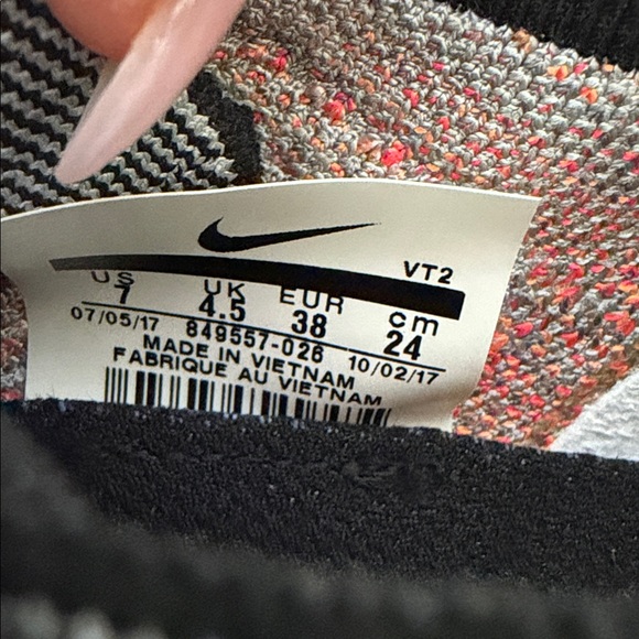 EUC Nike Air Women’s VaporMax Flyknit Wolf Grey Bright Crimson 7 Sneakers Shoes - Picture 9 of 9